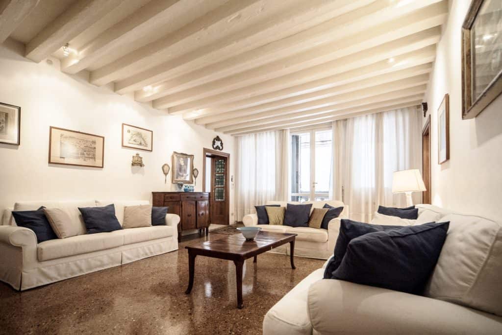 Leftt side of luminous living room with ancient Venetian furnishing and white sofas - Accademia Terrazza Apartment Leftt side of luminous living room with ancient Venetian furnishing and white sofas - Accademia Terrazza Apartment