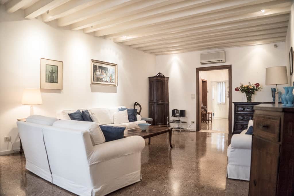 Right side of living room with ancient Venetian furnishing and white sofas - Accademia Terrazza Apartment Right side of living room with ancient Venetian furnishing and white sofas - Accademia Terrazza Apartment