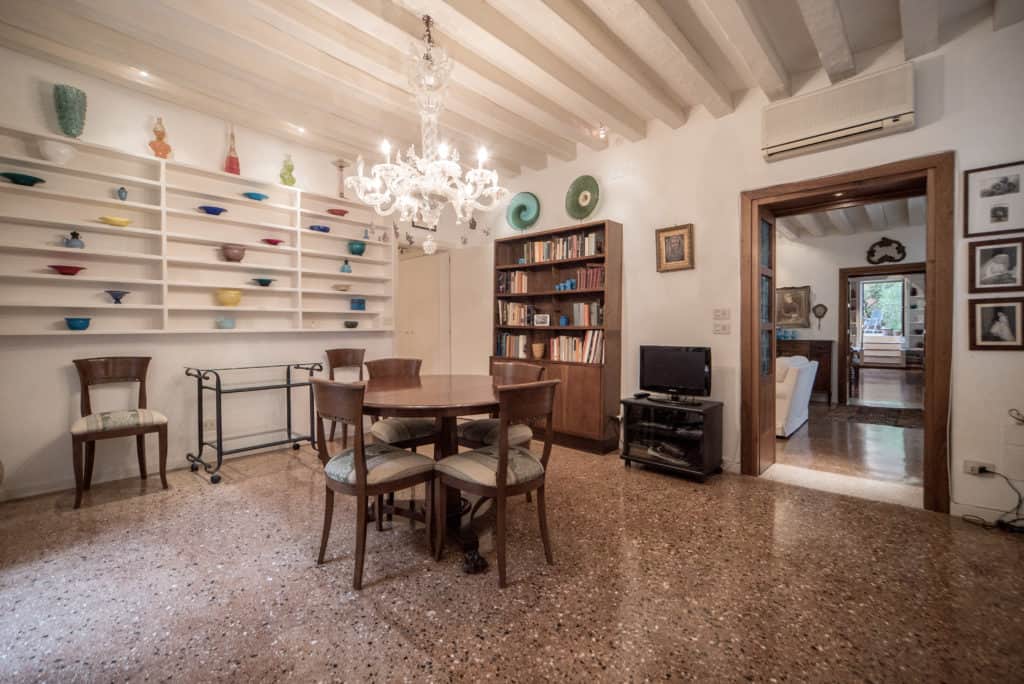 Right side of spacious dining room with ancient Venetian chandelier - Accademia Terrazza Apartment Right side of spacious dining room with ancient Venetian chandelier - Accademia Terrazza Apartment