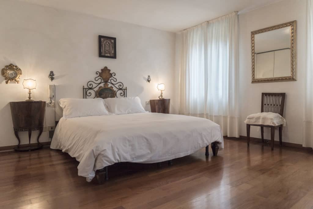 RIght side of large bedroom with ancient Venetian furnishing - Accademia Terrazza Apartment RIght side of large bedroom with ancient Venetian furnishing - Accademia Terrazza Apartment