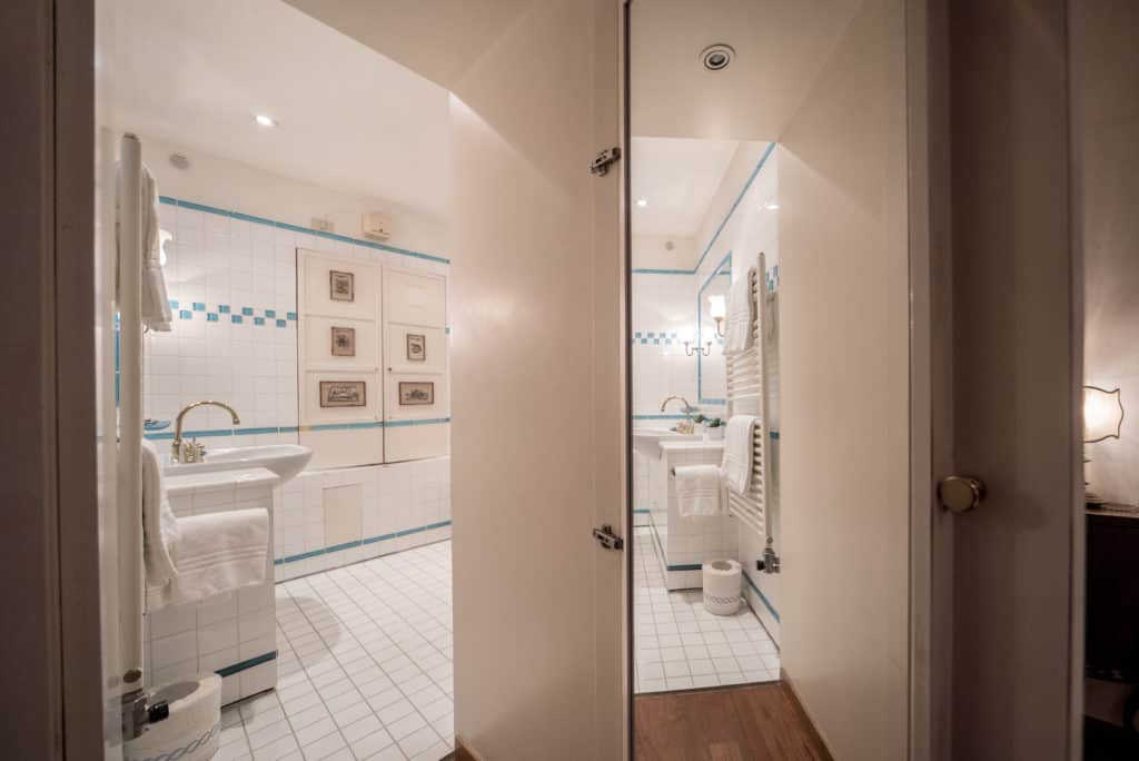 Entrance of large bathroom with bathtub - Accademia Terrazza Apartment Entrance of large bathroom with bathtub - Accademia Terrazza Apartment