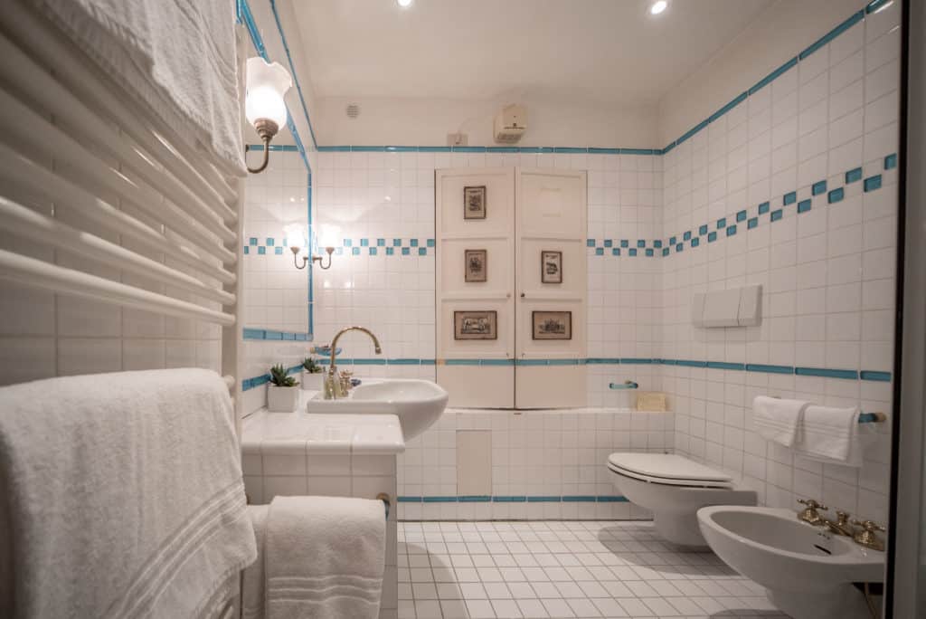 Large bathroom with bathtub - Accademia Terrazza Apartment Large bathroom with bathtub - Accademia Terrazza Apartment