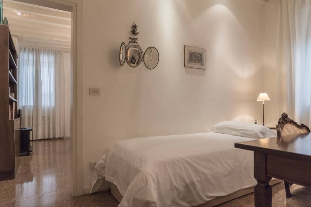 Left side of small bedroom with single bed and ancient desk - Accademia Terrazza Apartment Left side of small bedroom with single bed and ancient desk - Accademia Terrazza Apartment