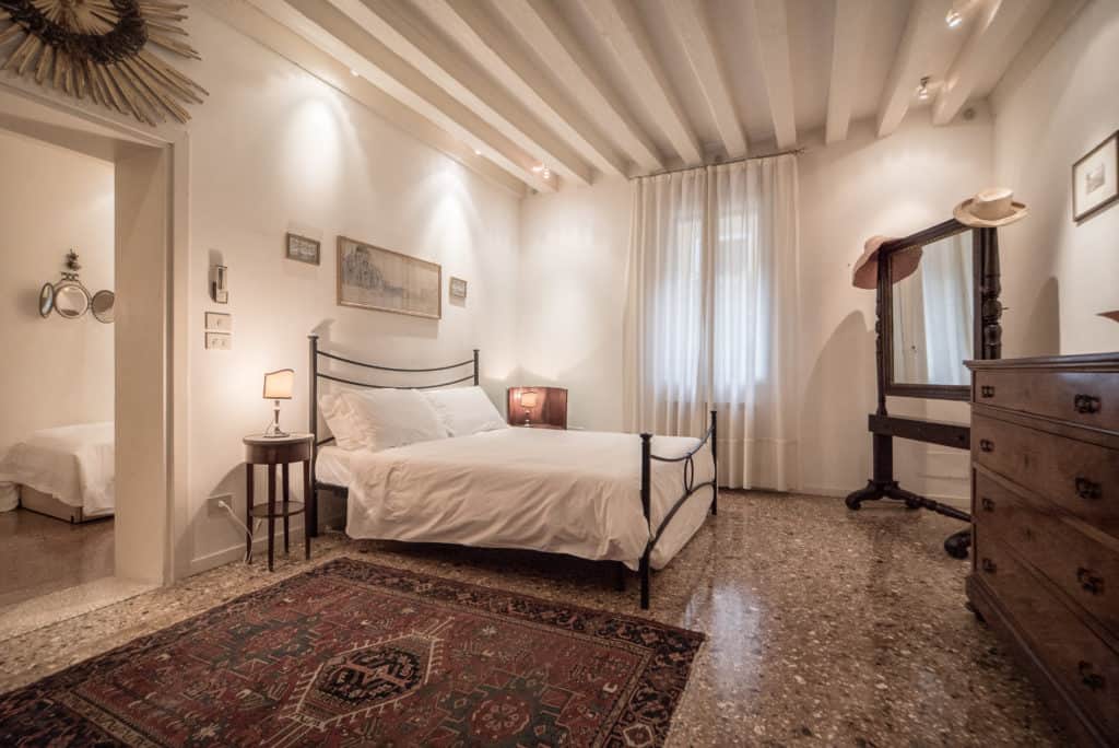 Bedroom with double bed and ancient Venetian furnishing - Accademia Terrazza Apartment Bedroom with double bed and ancient Venetian furnishing - Accademia Terrazza Apartment