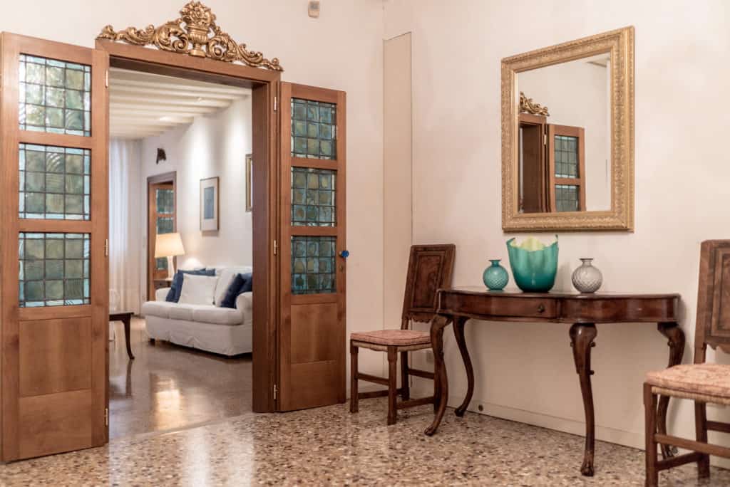 Main door of luminous hallway with ancient Venetian furnishing - Accademia Terrazza Apartment Main door of luminous hallway with ancient Venetian furnishing - Accademia Terrazza Apartment