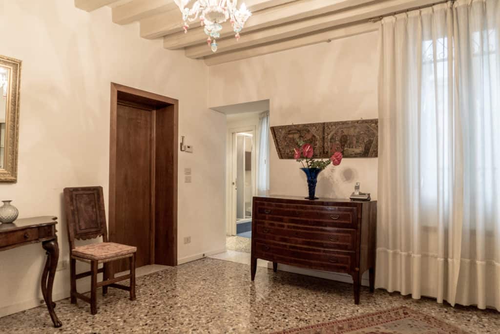 Luminous hallway with ancient Venetian furnishing - Accademia Terrazza Apartment Luminous hallway with ancient Venetian furnishing - Accademia Terrazza Apartment