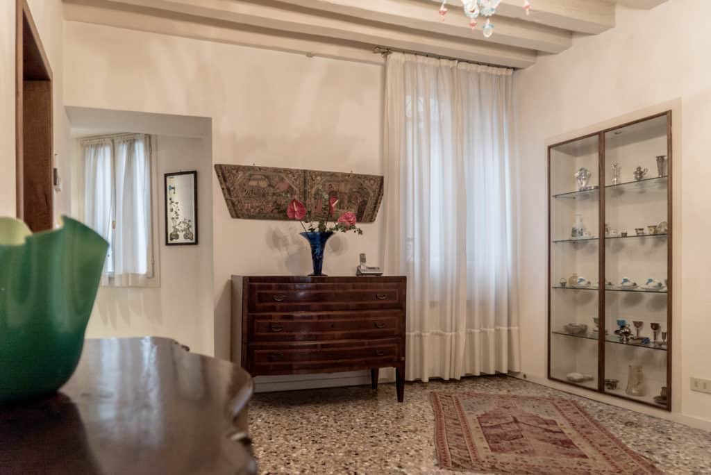 Right side of luminous hallway with ancient Venetian furnishing - Accademia Terrazza Apartment Right side of luminous hallway with ancient Venetian furnishing - Accademia Terrazza Apartment