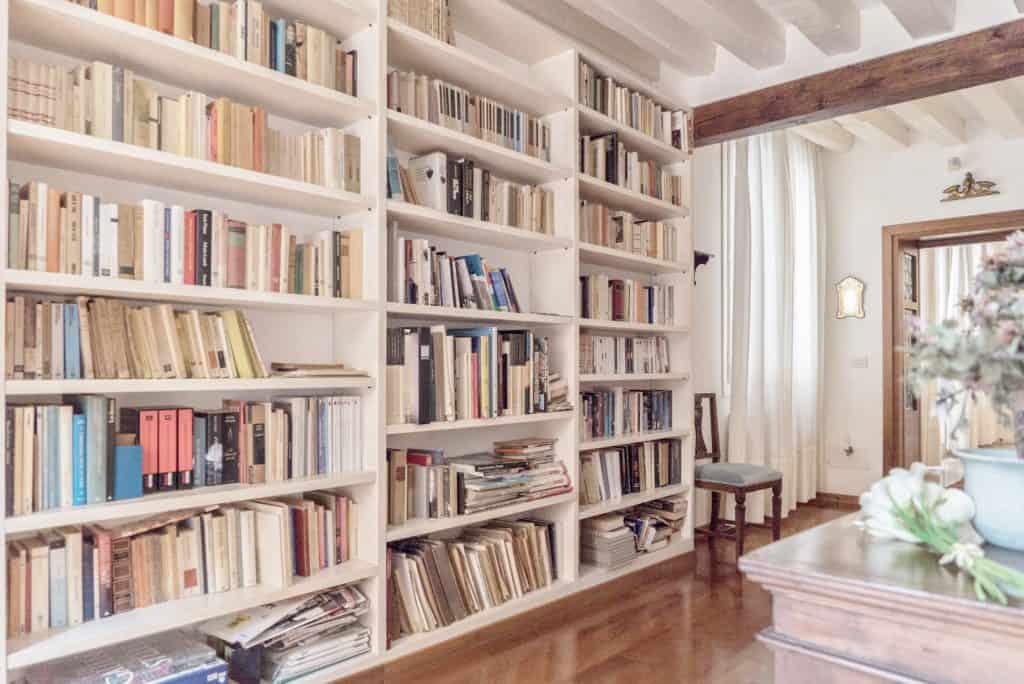 Large white library on the hallway - Accademia Terrazza Apartment Large white library on the hallway - Accademia Terrazza Apartment