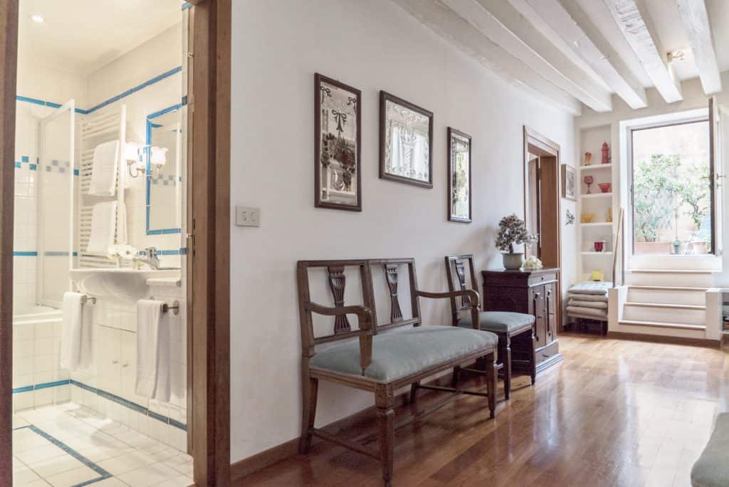 Left side of small hallway with ancient Venetian furnishing - Accademia Terrazza Apartment Left side of small hallway with ancient Venetian furnishing - Accademia Terrazza Apartment