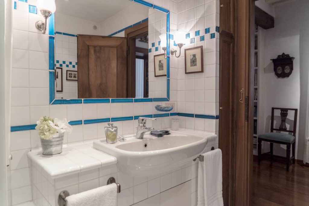 Small bathroom with large mirror - Accademia Terrazza Apartment Small bathroom with large mirror - Accademia Terrazza Apartment
