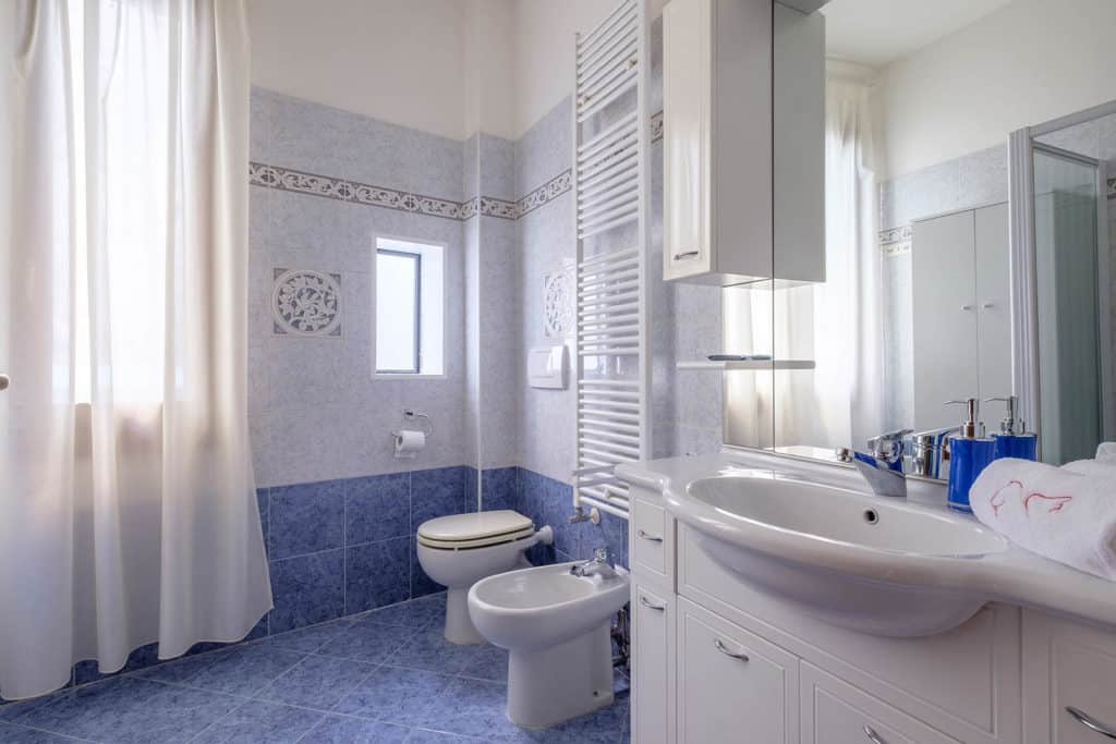 Right side of fully equipped kitchen with dining table - Ai Turchesi Apartment Right side of fully equipped kitchen with dining table - Ai Turchesi Apartment