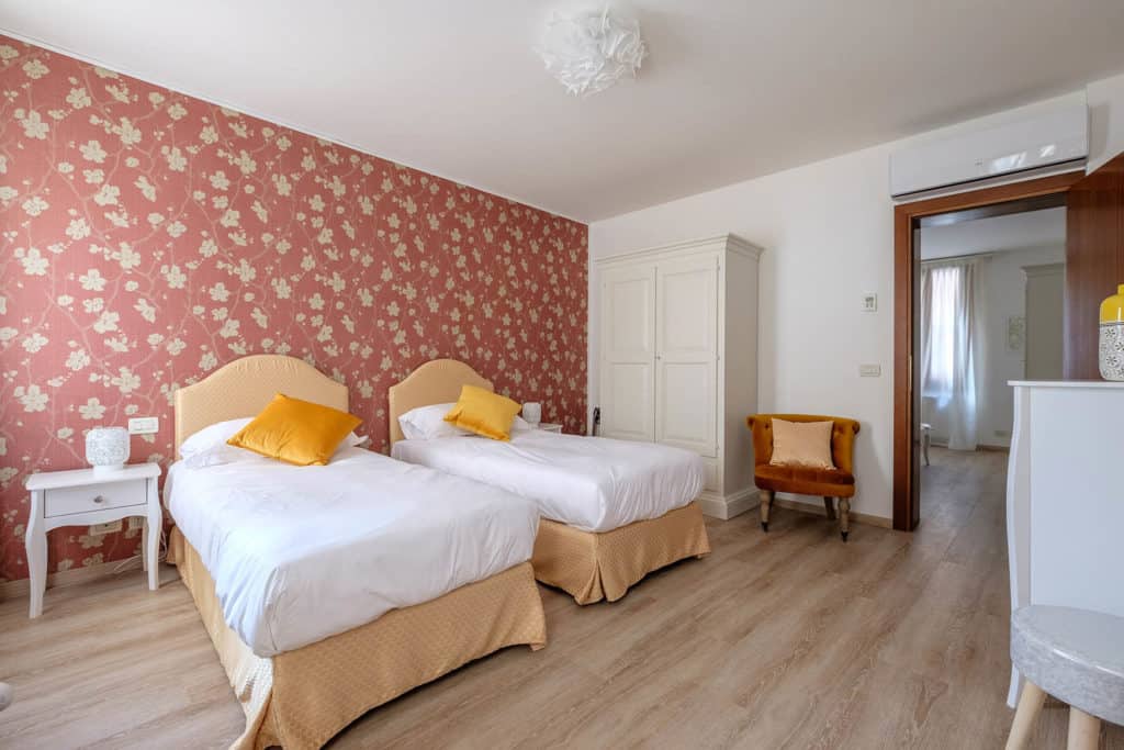 Left side of luminous large double bedroom - Ai Turchesi Apartment Left side of luminous large double bedroom - Ai Turchesi Apartment