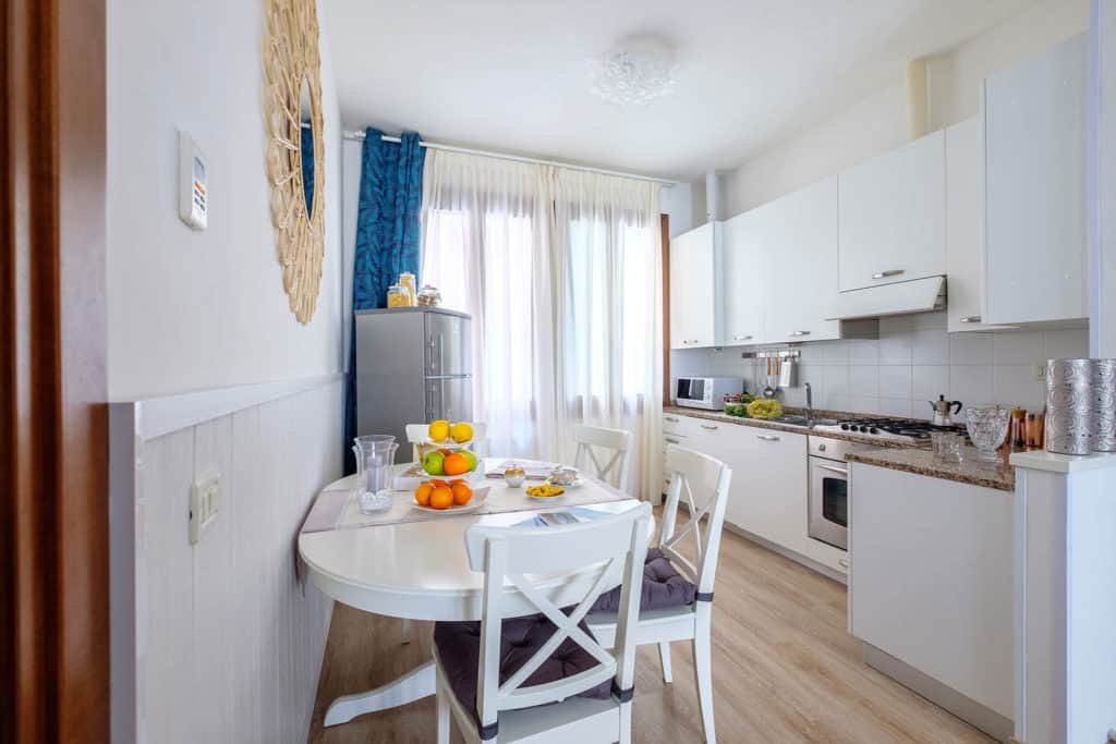 Large single bedroom with two wardrobes - Ai Turchesi Apartment Large single bedroom with two wardrobes - Ai Turchesi Apartment