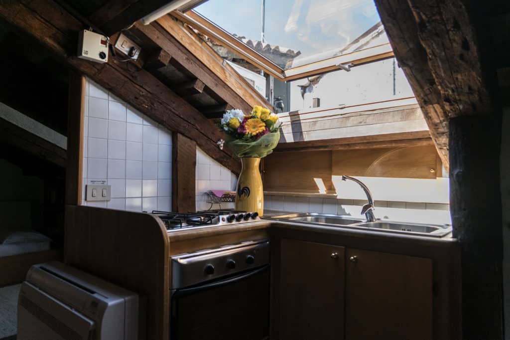 Small kitchen with luminous skylight window - Altana Studio Apartment Small kitchen with luminous skylight window - Altana Studio Apartment