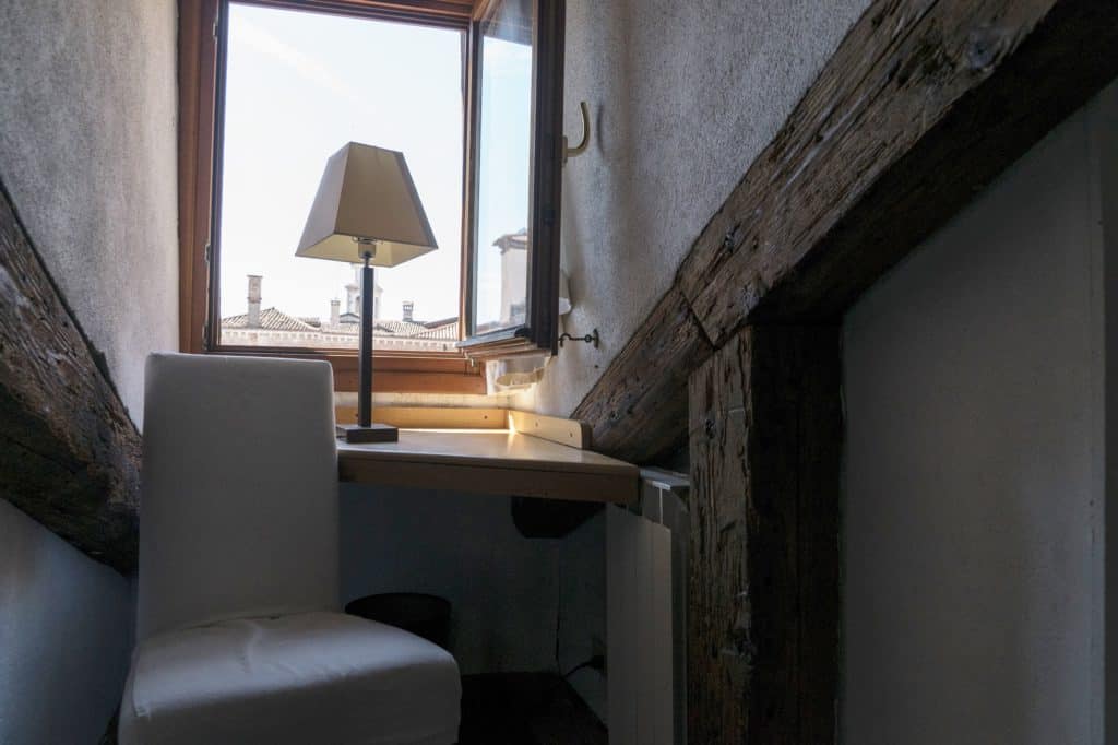 Small studio with chair and wooden beams - Altana Studio Apartment Small studio with chair and wooden beams - Altana Studio Apartment