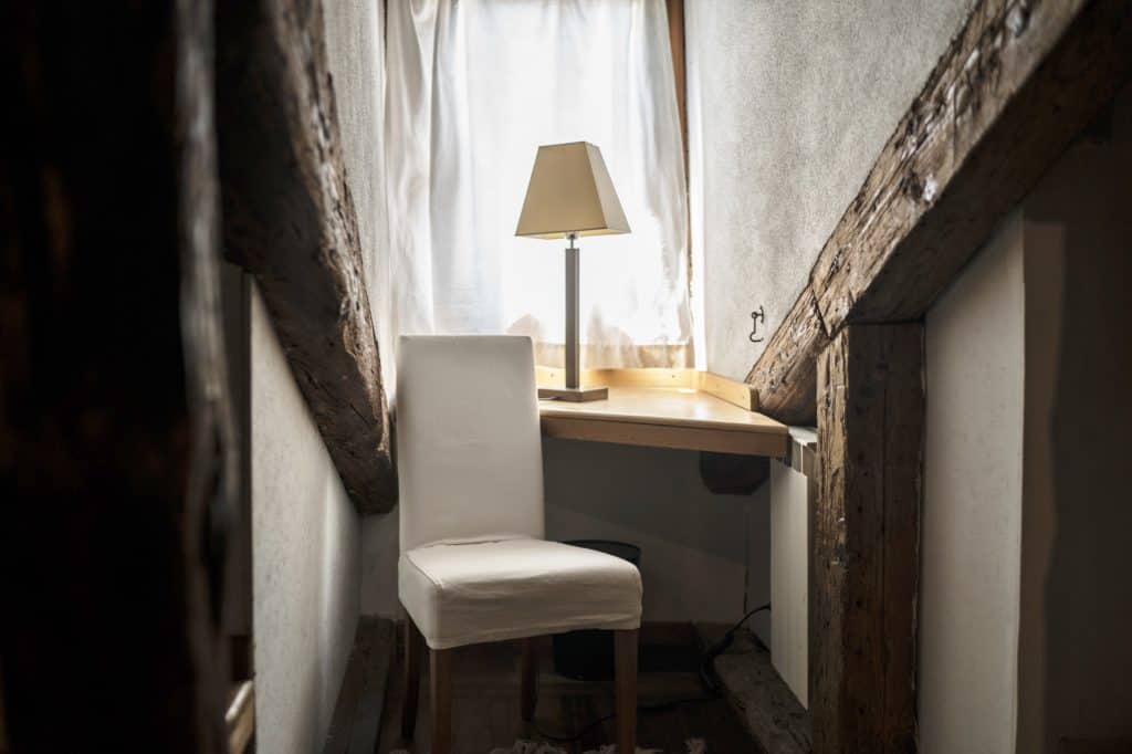Small studio with chair and wooden beams - Altana Studio Apartment Small studio with chair and wooden beams - Altana Studio Apartment