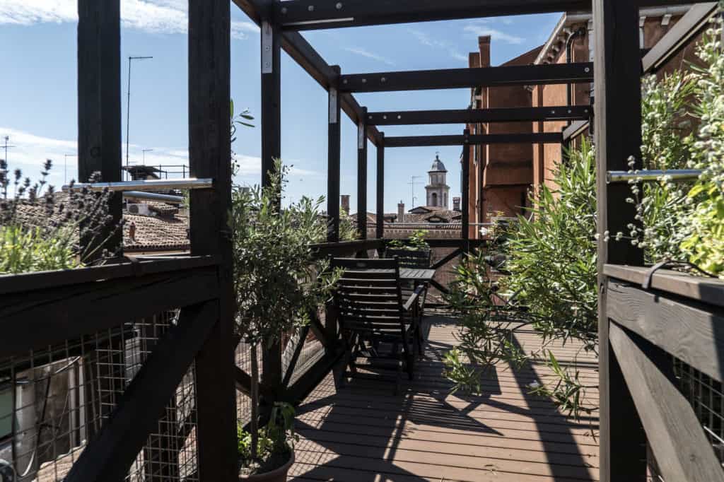 Open air wooden terrace with view of Venetian roofs - Altana Studio Apartment Open air wooden terrace with view of Venetian roofs - Altana Studio Apartment
