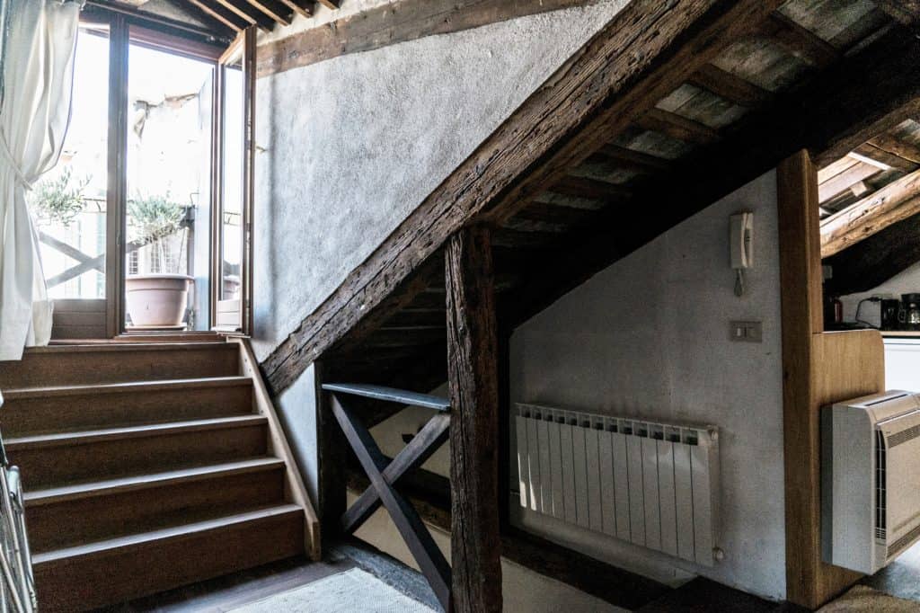 Detail of the wooden staircases with the terrace door - Altana Studio Apartment Detail of the wooden staircases with the terrace door - Altana Studio Apartment