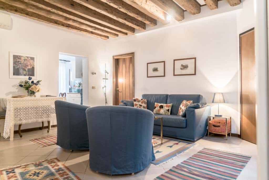 Luminous small living room with vintage furnishing - Arsenal Flat Apartment Luminous small living room with vintage furnishing - Arsenal Flat Apartment