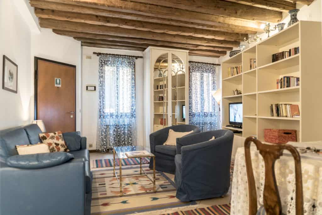 ENtrance of the living room with two windows - Arsenal Flat Apartment ENtrance of the living room with two windows - Arsenal Flat Apartment
