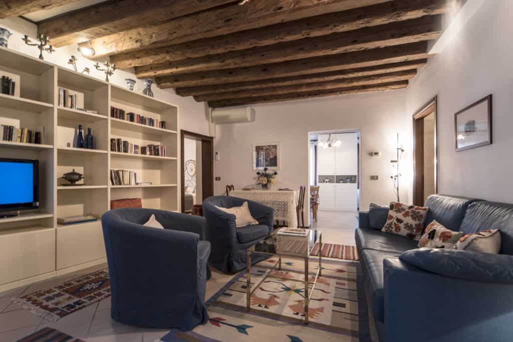 Small living room with vintage furnishing and wooden beams - Arsenal Flat Apartment Small living room with vintage furnishing and wooden beams - Arsenal Flat Apartment