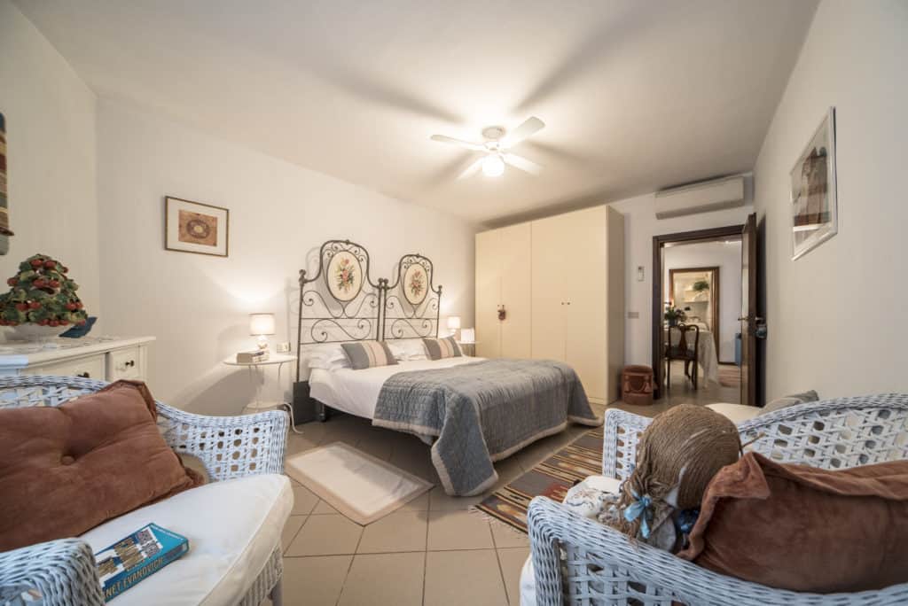 Luminous double bedroom with wicker chairs - Arsenal Flat Apartment Luminous double bedroom with wicker chairs - Arsenal Flat Apartment