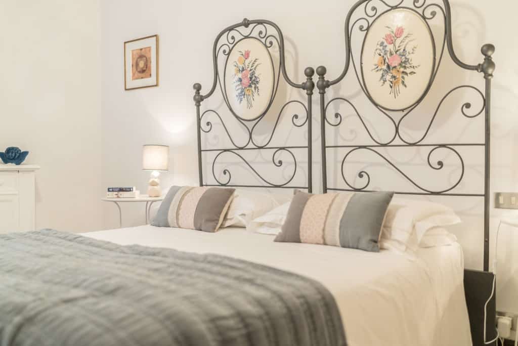 Double bed with vintage metal headboard - Arsenal Flat Apartment Double bed with vintage metal headboard - Arsenal Flat Apartment