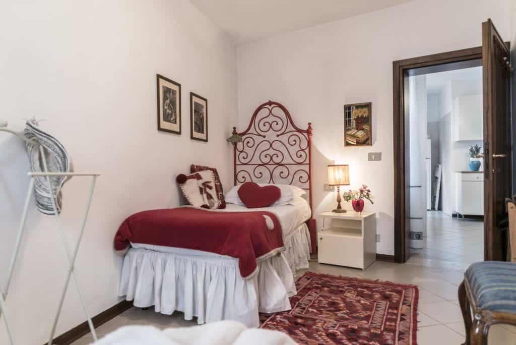 Entrance of the small single bedroom with vintage furnishing - Arsenal Flat Apartment Entrance of the small single bedroom with vintage furnishing - Arsenal Flat Apartment