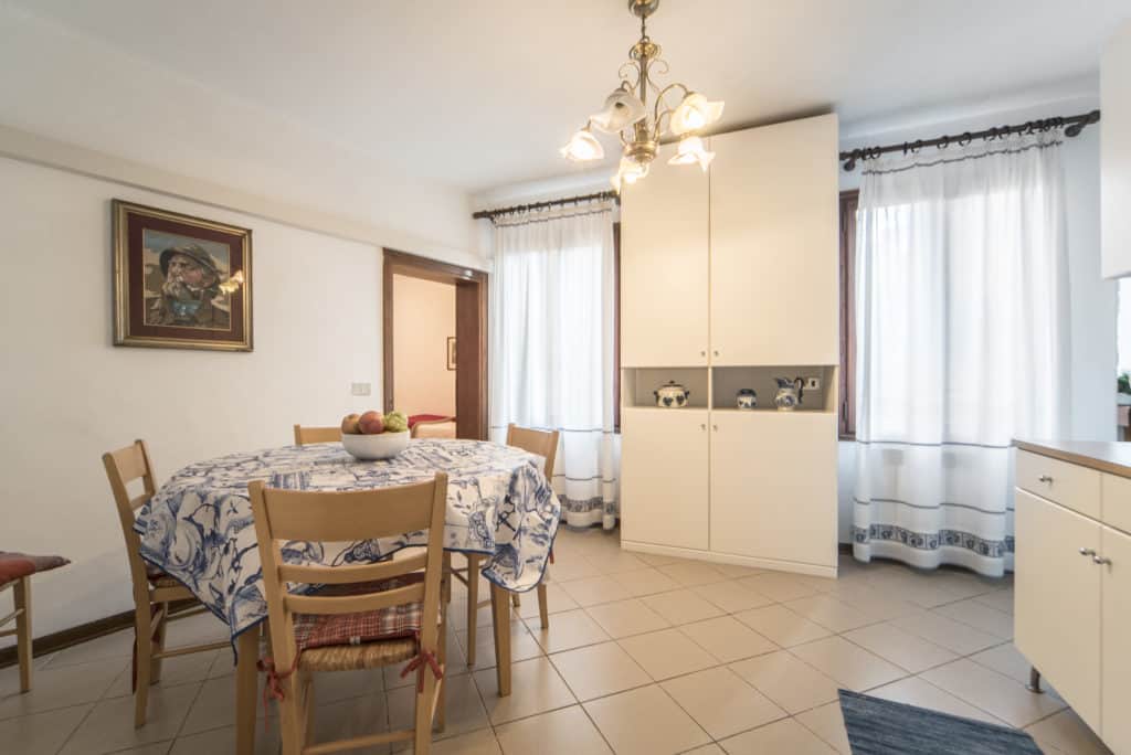 Large dining area with vintage furnishing - Arsenal Flat Apartment Large dining area with vintage furnishing - Arsenal Flat Apartment