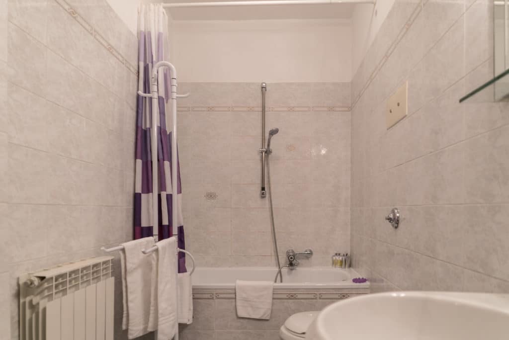 Large bathroom with bathtub - Arsenal Flat Apartment Large bathroom with bathtub - Arsenal Flat Apartment