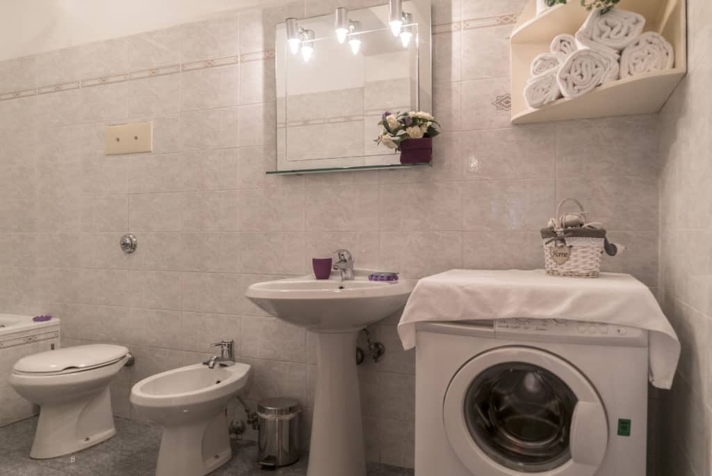 Bathroom with washing machine - Arsenal Flat Apartment Bathroom with washing machine - Arsenal Flat Apartment