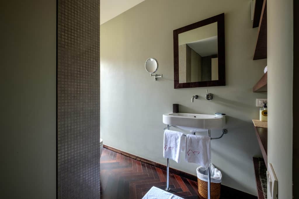 Bathroom entrance with small sink - Attico Terrace Apartment Bathroom entrance with small sink - Attico Terrace Apartment