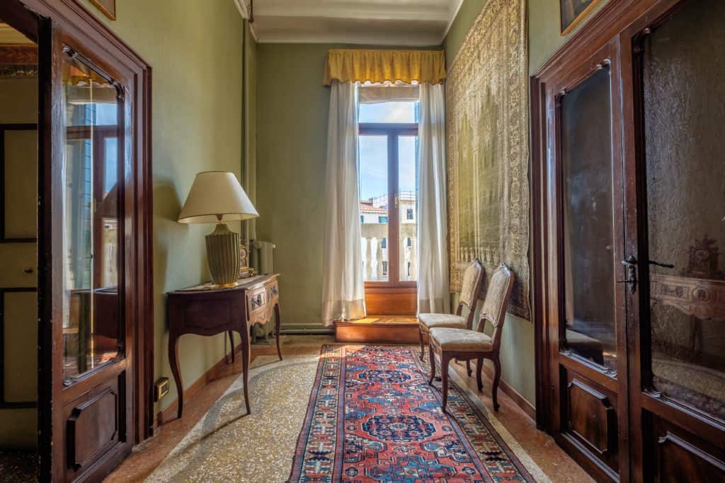 Luminous hallway with antique Venetian furnishing - Ca' Affresco 1 Apartment Luminous hallway with antique Venetian furnishing - Ca' Affresco 1 Apartment