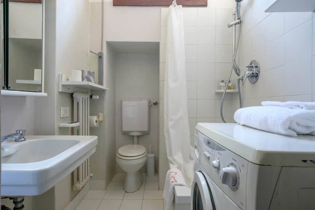 Small bathroom with washing machine - Ca' Affresco 1 Apartment Small bathroom with washing machine - Ca' Affresco 1 Apartment