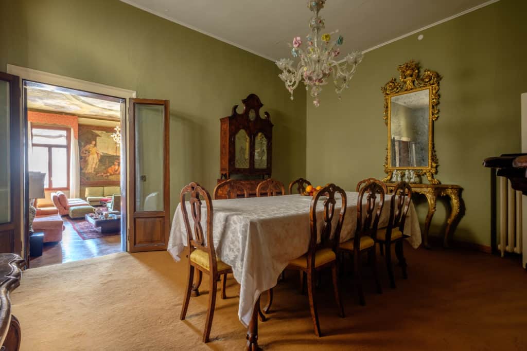 Entrance of the large dining room with antique Venetian furnishing - Ca' Affresco 1 Apartment Entrance of the large dining room with antique Venetian furnishing - Ca' Affresco 1 Apartment