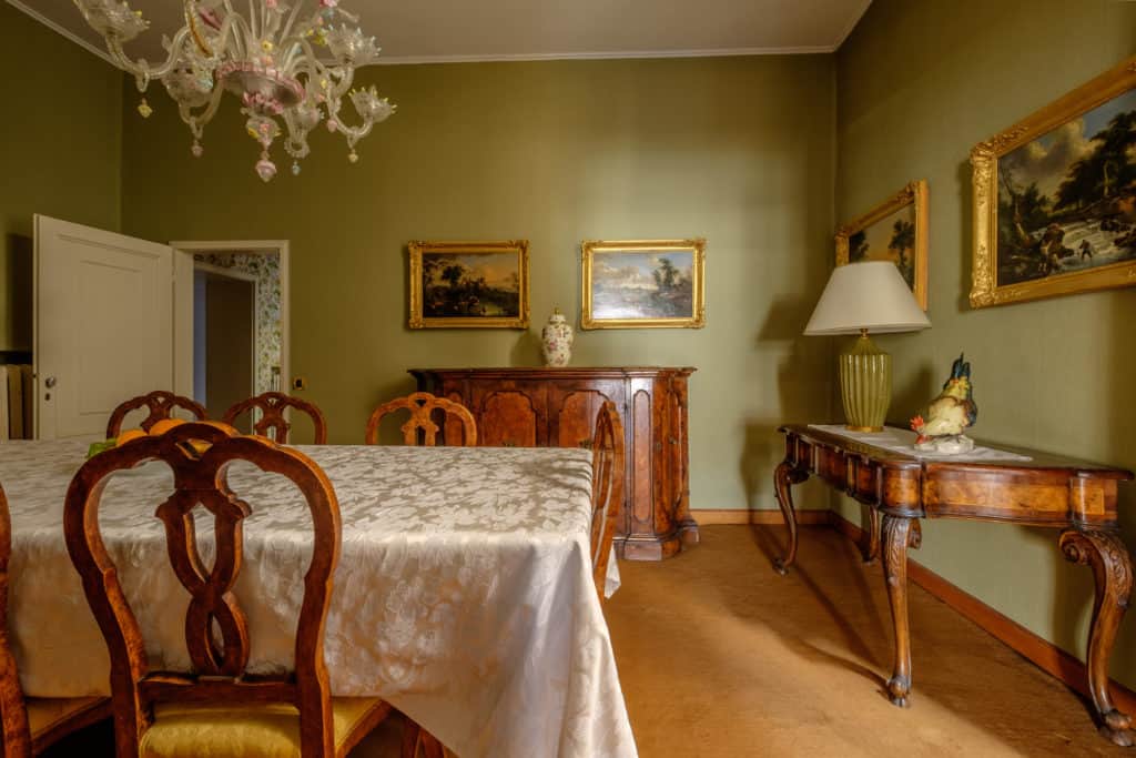 Side view of the large dining room with antique Venetian furnishing - Ca' Affresco 1 Apartment Side view of the large dining room with antique Venetian furnishing - Ca' Affresco 1 Apartment