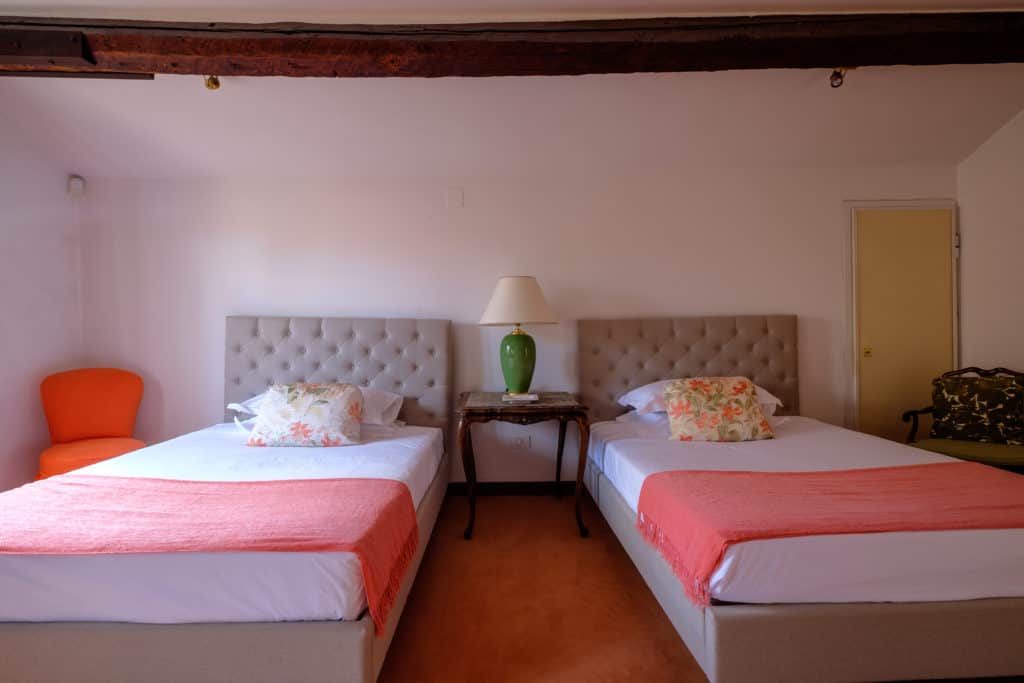 Large bedroom with two single beds - Ca' Affresco 1 Apartment Large bedroom with two single beds - Ca' Affresco 1 Apartment