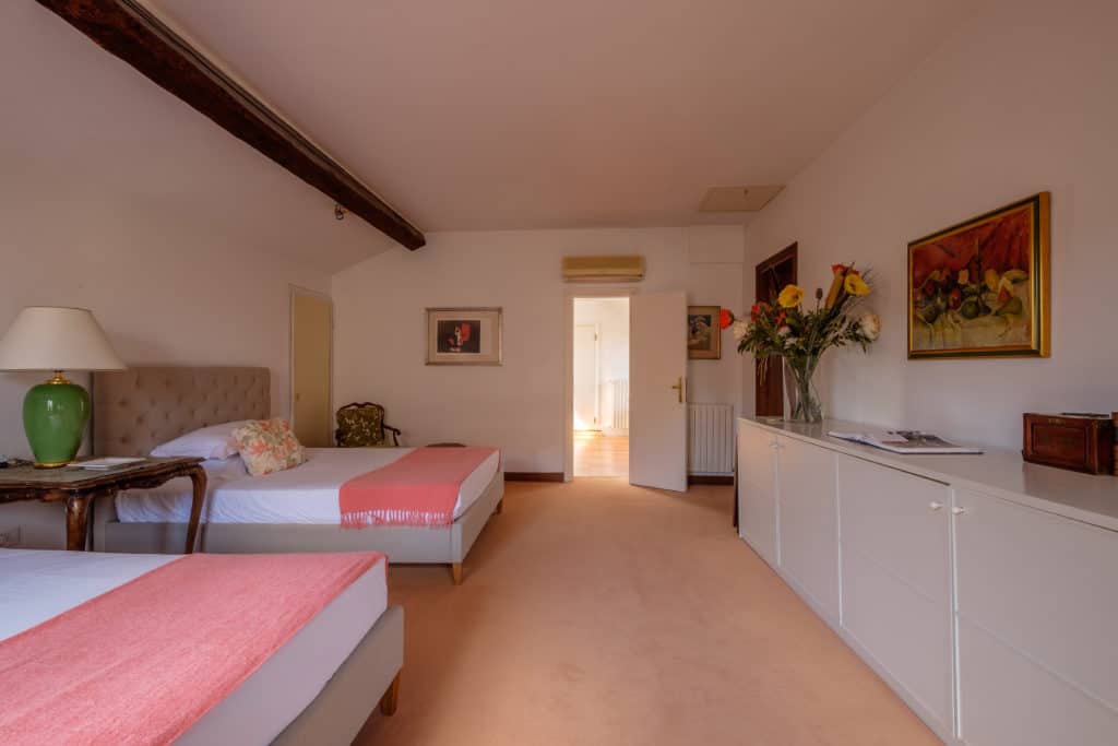 Right view of the large bedroom with two single beds - Ca' Affresco 1 Apartment Right view of the large bedroom with two single beds - Ca' Affresco 1 Apartment