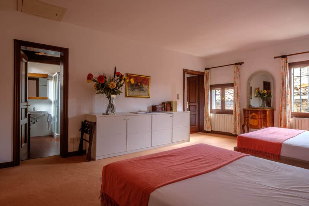 Left view of the large bedroom with two single beds - Ca' Affresco 1 Apartment Left view of the large bedroom with two single beds - Ca' Affresco 1 Apartment