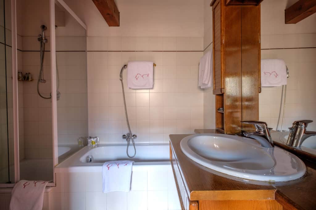 Luminous bathroom with bath tub - Ca' Affresco 1 Apartment Luminous bathroom with bath tub - Ca' Affresco 1 Apartment