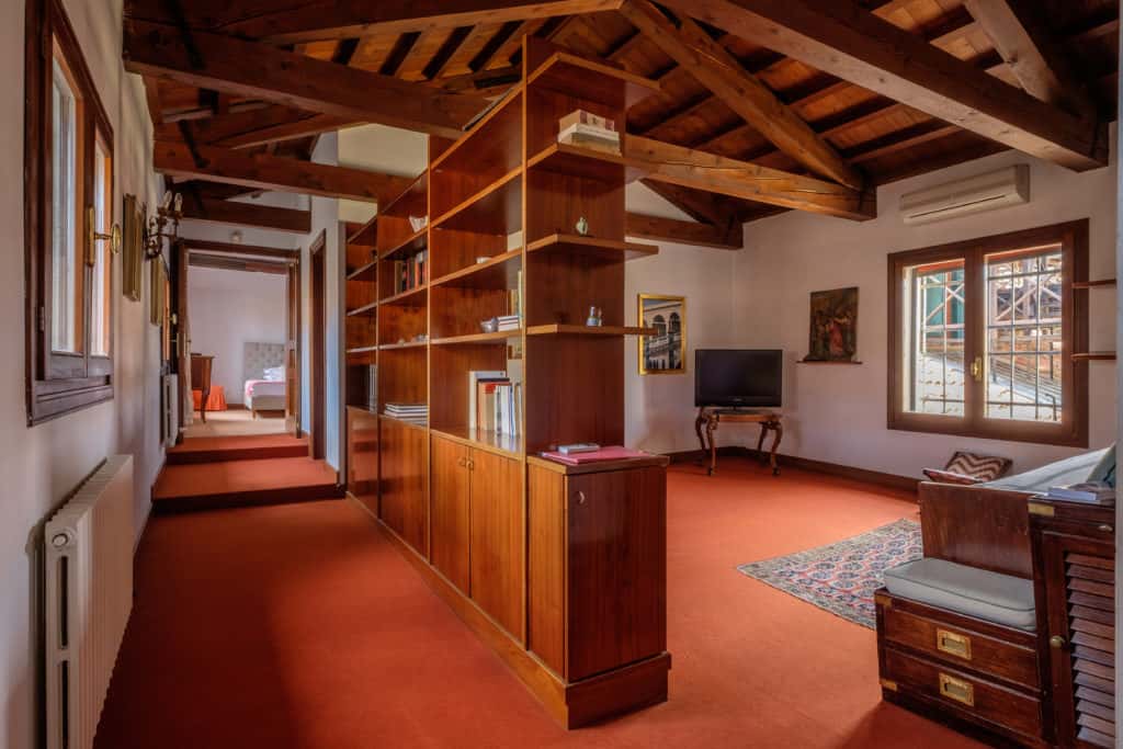 Entrance of the small studio with exposed beams - Ca' Affresco 1 Apartment Entrance of the small studio with exposed beams - Ca' Affresco 1 Apartment