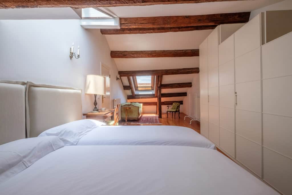 Large bedroom with walk-in wardrobe - Ca' Affresco 1 Apartment Large bedroom with walk-in wardrobe - Ca' Affresco 1 Apartment