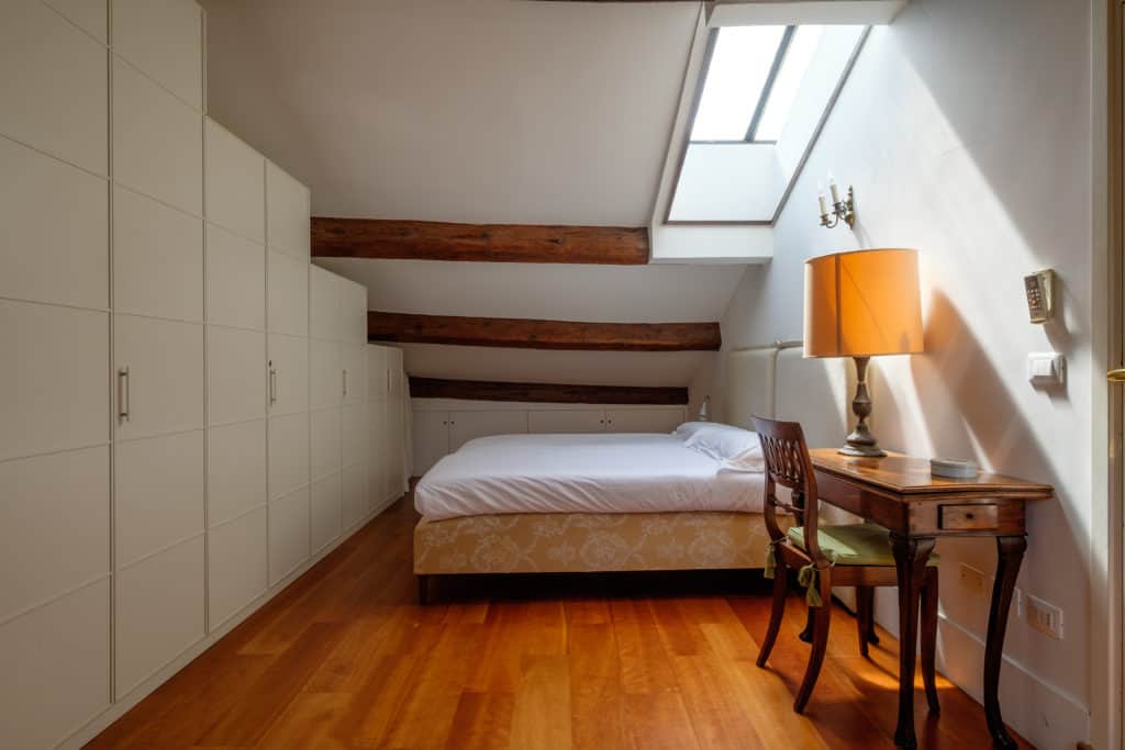 Bedroom with wardrobe and small desk - Ca' Affresco 1 Apartment Bedroom with wardrobe and small desk - Ca' Affresco 1 Apartment