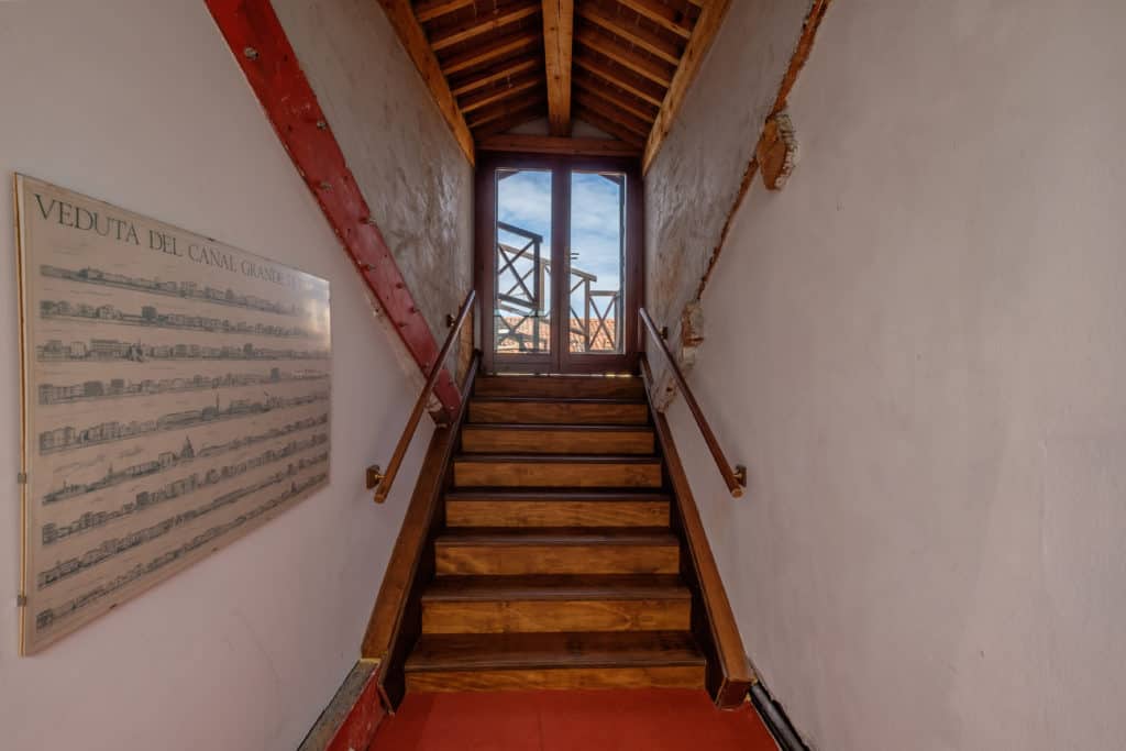 Stairs with window - Ca' Affresco 1 Apartment Stairs with window - Ca' Affresco 1 Apartment