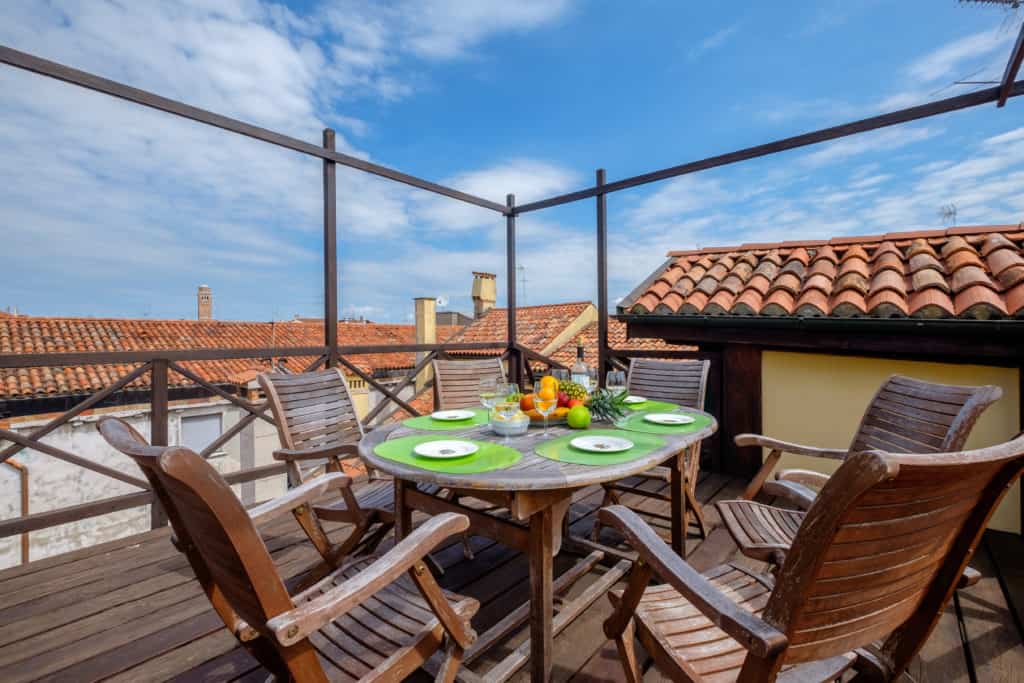 Right view of the terrace with small dining table and view on the Venetian roofs - Ca' Affresco 1 Apartment Right view of the terrace with small dining table and view on the Venetian roofs - Ca' Affresco 1 Apartment