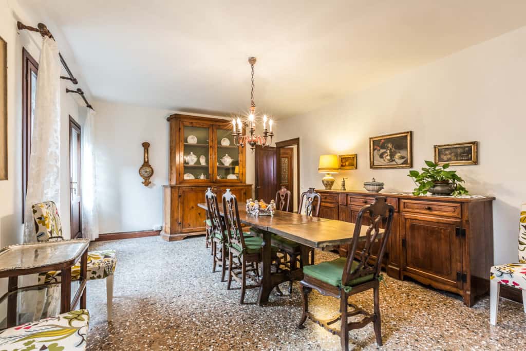 Large dining room with antique Venetian furnishing - Ca' Affresco 2 Apartment Large dining room with antique Venetian furnishing - Ca' Affresco 2 Apartment