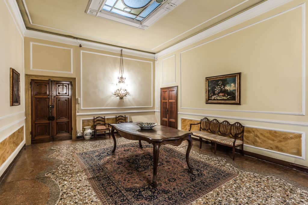 Main entrance room with dining table and antique Venetian furnishing - Ca' Affresco 2 Apartment Main entrance room with dining table and antique Venetian furnishing - Ca' Affresco 2 Apartment