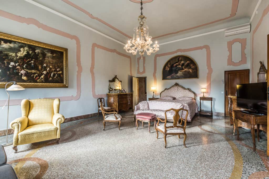 Large master bedroom with antique Venetian furnishing and armchairs - Ca' Affresco 2 Apartment Large master bedroom with antique Venetian furnishing and armchairs - Ca' Affresco 2 Apartment