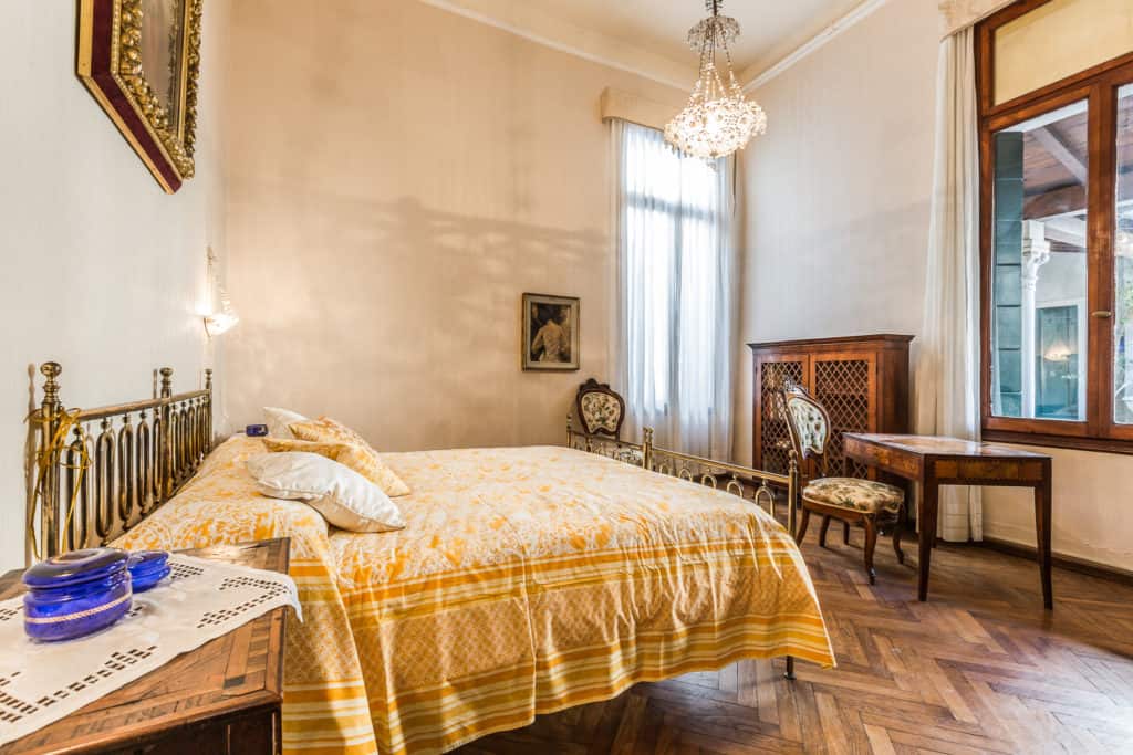 Right view of the small double bedroom with antique Venetian furnishing - Ca' Affresco 2 Apartment Right view of the small double bedroom with antique Venetian furnishing - Ca' Affresco 2 Apartment