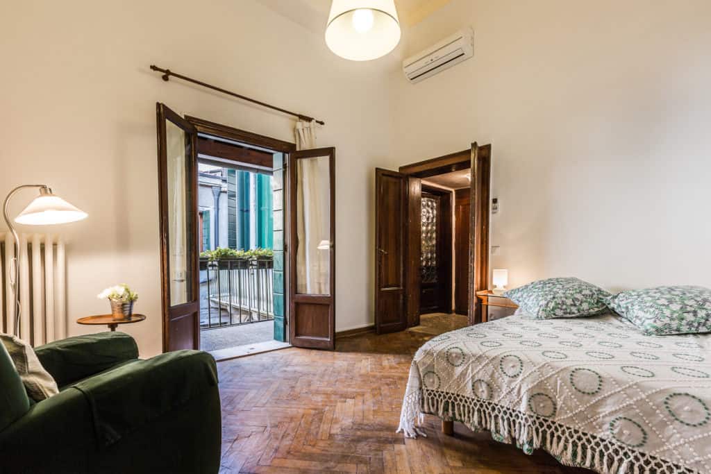 Small single bedroom with door on the terrace and vintage furnishing - Ca' Affresco 2 Apartment Small single bedroom with door on the terrace and vintage furnishing - Ca' Affresco 2 Apartment